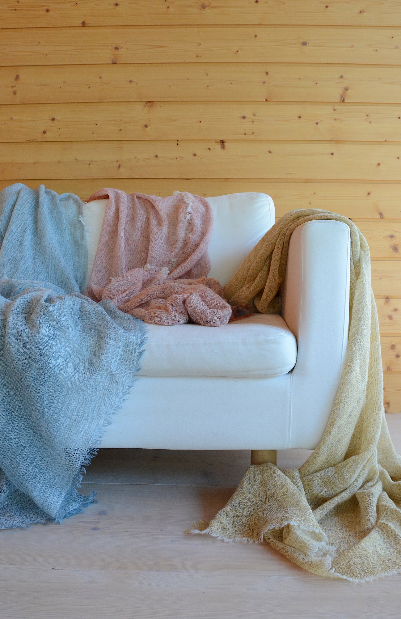7 ways to dress your sofa for different atmospheres / 7 tapaa pukea sohva eri tunnelmiin